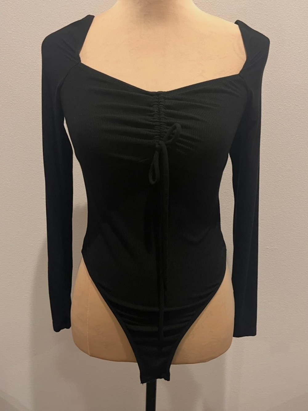 Black Long Sleeve Ruched Sweetheart Neckline Bodysuit - Picture 2 of 4